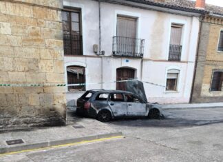 (VIDEO) Arden un coche y la terraza de un bar en Población de Campos