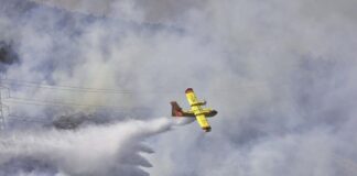 Incendio en la frontera de Galicia y Castilla y León en la localidad zamorana de Castromil