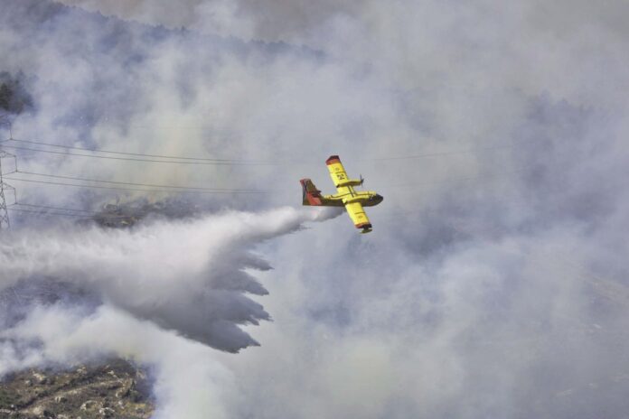Incendio en la frontera de Galicia y Castilla y León en la localidad zamorana de Castromil