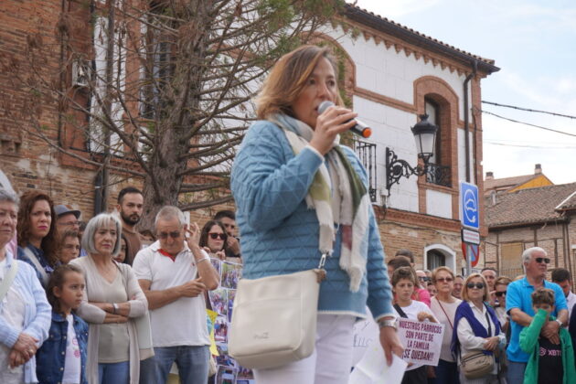 Charla de Piedad L&oacute;pez en la manifestaci&oacute;n en Salda&ntilde;a contra el traslado de los p&aacute;rrocos Luis &Aacute;ngel y Ram&oacute;n de la localidad