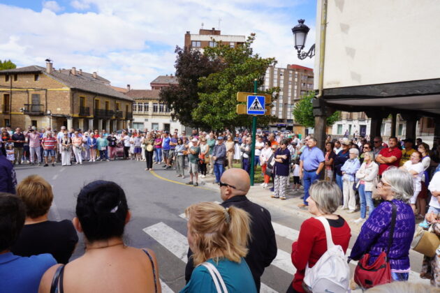 Manifestaci&oacute;n en Salda&ntilde;a contra el traslado de los p&aacute;rrocos Luis &Aacute;ngel y Ram&oacute;n de la localidad
