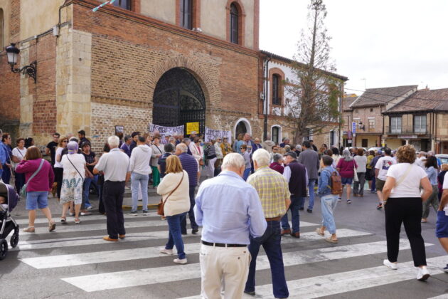 Manifestaci&oacute;n en Salda&ntilde;a contra el traslado de los p&aacute;rrocos Luis &Aacute;ngel y Ram&oacute;n de la localidad