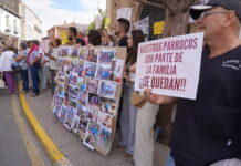 Manifestación en Saldaña contra el traslado de los párrocos Luis Ángel y Ramón de la localidad