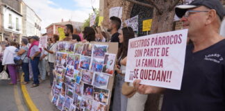 Manifestación en Saldaña contra el traslado de los párrocos Luis Ángel y Ramón de la localidad