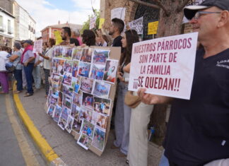 Manifestación en Saldaña contra el traslado de los párrocos Luis Ángel y Ramón de la localidad