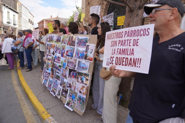 Manifestaci&oacute;n en Salda&ntilde;a contra el traslado de los p&aacute;rrocos Luis &Aacute;ngel y Ram&oacute;n de la localidad