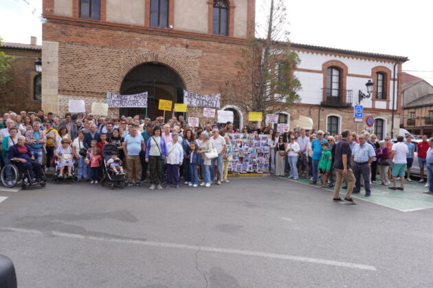 Manifestaci&oacute;n en Salda&ntilde;a contra el traslado de los p&aacute;rrocos Luis &Aacute;ngel y Ram&oacute;n de la localidad