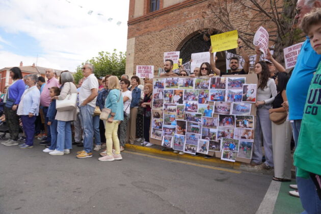 Manifestaci&oacute;n en Salda&ntilde;a contra el traslado de los p&aacute;rrocos Luis &Aacute;ngel y Ram&oacute;n de la localidad
