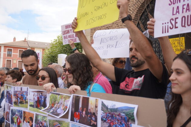 Manifestaci&oacute;n en Salda&ntilde;a contra el traslado de los p&aacute;rrocos Luis &Aacute;ngel y Ram&oacute;n de la localidad