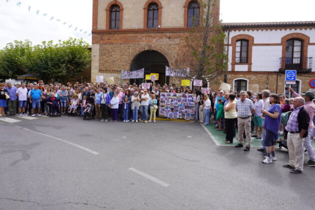 Manifestaci&oacute;n en Salda&ntilde;a contra el traslado de los p&aacute;rrocos Luis &Aacute;ngel y Ram&oacute;n de la localidad