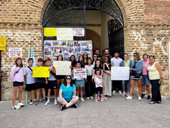 J&oacute;venes de Salda&ntilde;a junto a los carteles de la manifestaci&oacute;n contra la movilidad de sus p&aacute;rrocos
