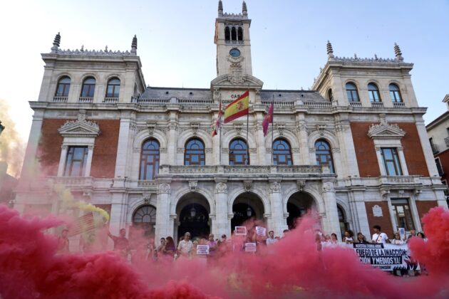 Concentraci&oacute;n bajo el lema ''''Nuestra tierra arde. Contra el fuego de la inacci&oacute;n: &iexcl;Prevenci&oacute;n y medios ya!''''. Fotograf&iacute;a: Miriam Chac&oacute;n