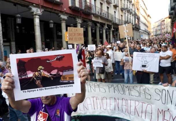Concentraci&oacute;n bajo el lema ''''Nuestra tierra arde. Contra el fuego de la inacci&oacute;n: &iexcl;Prevenci&oacute;n y medios ya!''''. Fotograf&iacute;a: Miriam Chac&oacute;n
