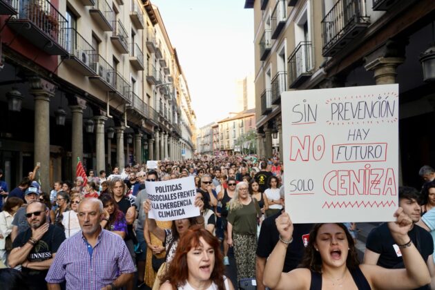 Concentraci&oacute;n bajo el lema ''''Nuestra tierra arde. Contra el fuego de la inacci&oacute;n: &iexcl;Prevenci&oacute;n y medios ya!''''. Fotograf&iacute;a: Miriam Chac&oacute;n