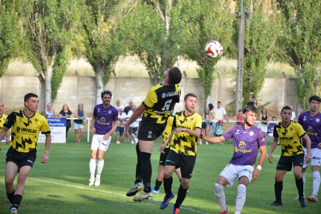Astudillo contra Palencia Cristo Atl&eacute;tico. Fotograf&iacute;a: Julio Robles