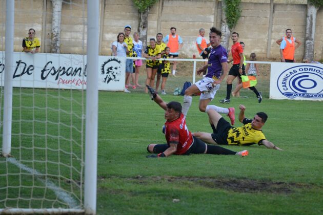 Astudillo contra Palencia Cristo Atl&eacute;tico. Fotograf&iacute;a: Julio Robles