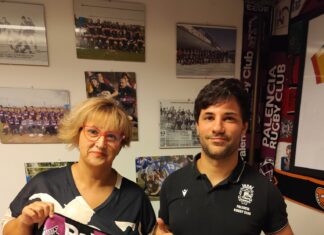 El Palencia Rugby Club renueva a Juan Bartolomé, ‘Bartolo’, al frente de la dirección deportiva y del equipo sénior Presidenta y director deportivo y entrenador posan con la bufanda del club en la sede del mismo