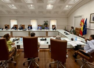 El presidente de la Junta de Castilla y León, Alfonso Fernández Mañueco, mantiene una reunión de trabajo con miembros de su Ejecutivo para hacer seguimiento de la situación de los incendios en la Comunidad