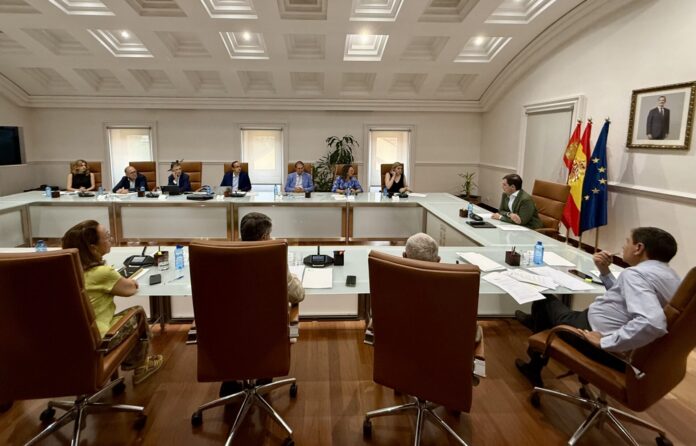 El presidente de la Junta de Castilla y León, Alfonso Fernández Mañueco, mantiene una reunión de trabajo con miembros de su Ejecutivo para hacer seguimiento de la situación de los incendios en la Comunidad