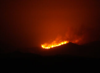 Vista del incendio de Resoba desde la localidad de Bañes. / Aida Acitores