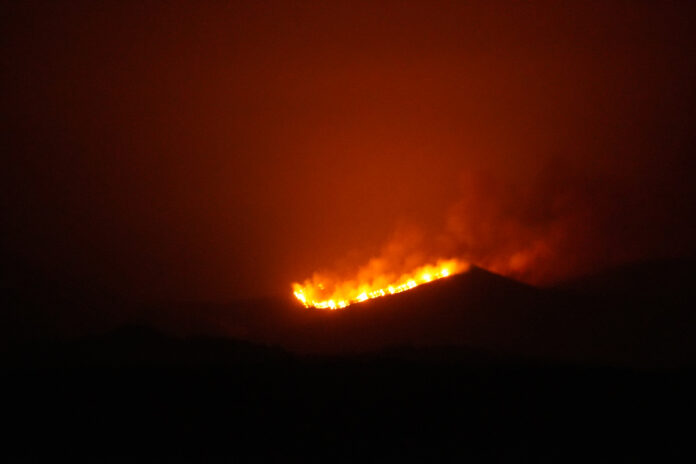 Vista del incendio de Resoba desde la localidad de Bañes. / Aida Acitores