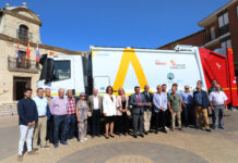 La Mancomunidad La Vallarna estrena camión de recogida de residuos con una inversión de 250.000 euros Entrega de un nuevo camión de recogida de residuos para la Mancomunidad La Vallarna (Palencia) El consejero de la Presidencia, Luis Miguel González Gago(2I); junto a la alcaldesa de Osorno, María Felix Dehesa(2D), entre otros,, asiste al acto de entrega y puesta en funcionamiento de un nuevo camión de recogida de residuos para la Mancomunidad La Vallarna, en Osorno (Palencia). Fotografía: Brágimo