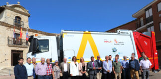 Entrega de un nuevo camión de recogida de residuos para la Mancomunidad La Vallarna (Palencia) El consejero de la Presidencia, Luis Miguel González Gago(2I); junto a la alcaldesa de Osorno, María Felix Dehesa(2D), entre otros,, asiste al acto de entrega y puesta en funcionamiento de un nuevo camión de recogida de residuos para la Mancomunidad La Vallarna, en Osorno (Palencia). Fotografía: Brágimo