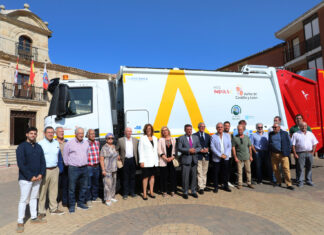 La Mancomunidad La Vallarna estrena camión de recogida de residuos con una inversión de 250.000 euros Entrega de un nuevo camión de recogida de residuos para la Mancomunidad La Vallarna (Palencia) El consejero de la Presidencia, Luis Miguel González Gago(2I); junto a la alcaldesa de Osorno, María Felix Dehesa(2D), entre otros,, asiste al acto de entrega y puesta en funcionamiento de un nuevo camión de recogida de residuos para la Mancomunidad La Vallarna, en Osorno (Palencia). Fotografía: Brágimo