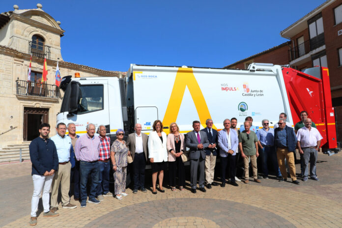 Entrega de un nuevo camión de recogida de residuos para la Mancomunidad La Vallarna (Palencia) El consejero de la Presidencia, Luis Miguel González Gago(2I); junto a la alcaldesa de Osorno, María Felix Dehesa(2D), entre otros,, asiste al acto de entrega y puesta en funcionamiento de un nuevo camión de recogida de residuos para la Mancomunidad La Vallarna, en Osorno (Palencia). Fotografía: Brágimo