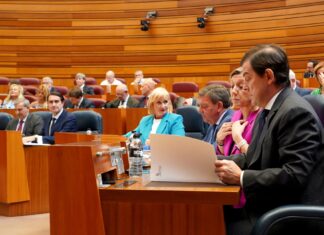 Mañueco respalda a Suárez-Quiñones tras pedir la oposición su dimisión por la gestión de los incendios: “Sí, le apoyo”