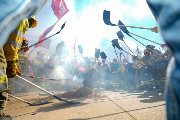 UGT y CCOO convocan una manifestación, de carácter estatal, para exigir la equiparación laboral de los bomberos forestales y la profesionalización del colectivo. Fotografía: R. Valtero (ICAL)