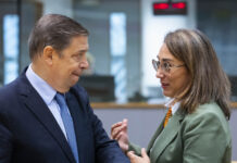 La Junta invita al comisario europeo de Agricultura a visitar Castilla y León para conocer su sector agrario y el impacto de la propuesta de la PAC post-2027