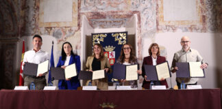 La consejera de Educación, Rocío Lucas, firma con las organizaciones sindicales el acuerdo de mejora de las condiciones laborales del personal docente de centros públicos no universitarios de la Comunidad. Fotografía: R. Valtero (ICAL)