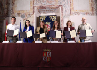 Acuerdo para el incremento salarial de 6.000 docentes con más de 20 de antigüedad, profesorado itinerante del medio rural y los directores de los CRA La consejera de Educación, Rocío Lucas, firma con las organizaciones sindicales el acuerdo de mejora de las condiciones laborales del personal docente de centros públicos no universitarios de la Comunidad. Fotografía: R. Valtero (ICAL)