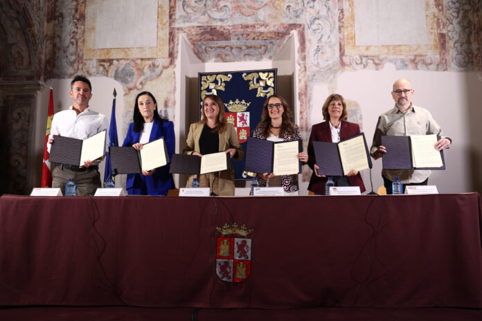 La consejera de Educación, Rocío Lucas, firma con las organizaciones sindicales el acuerdo de mejora de las condiciones laborales del personal docente de centros públicos no universitarios de la Comunidad. Fotografía: R. Valtero (ICAL)