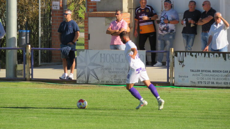 CD Becerril contra Palencia Cristo Atl&eacute;tico. Fotograf&iacute;a: David del Pico