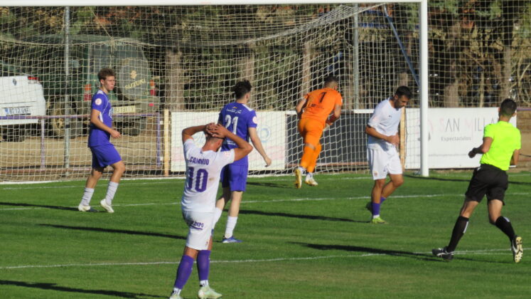 CD Becerril contra Palencia Cristo Atl&eacute;tico. Fotograf&iacute;a: David del Pico
