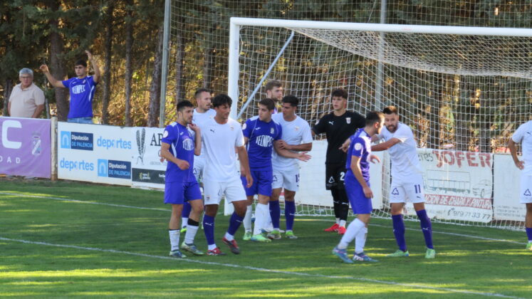 CD Becerril contra Palencia Cristo Atl&eacute;tico. Fotograf&iacute;a: David del Pico