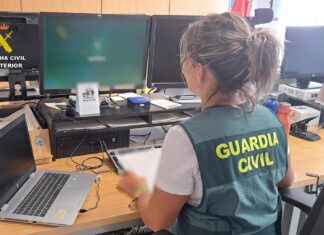 Detenidos tras intentar estafar 100.000 € a una vecina de Palencia Detenidas dos personas que pretendían estafar 100.000 € a una vecina de Palencia. Guardia Civil