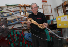 Fidel Campo, un arquero y artesano palentino, logra transformar la tradición en arcos únicos desde hace más de 20 años, en la imgen en su taller de Magaz de Pisuerga(Palencia). Fotografía: Brágimo