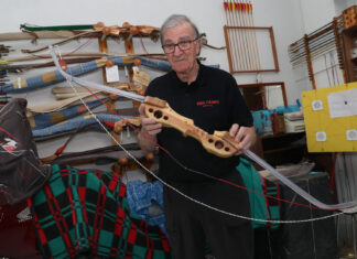 El arte de tensar la cuerda y esculpir la madera Fidel Campo, un arquero y artesano palentino, logra transformar la tradición en arcos únicos desde hace más de 20 años, en la imgen en su taller de Magaz de Pisuerga(Palencia). Fotografía: Brágimo