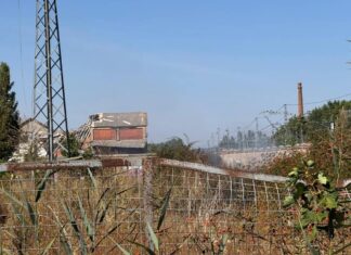 Sofocado un incendio en la antigua azucarera de Monzón, a pocos metros de las vías del tren Incendio en la antigua Azucarera de Monzón - Viernes 5 de septiembre de 2025. Aida Acitores