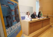 El consejero de Sanidad, Alejandro Vázquez Ramos, presenta la campaña de vacunación de la gripe, la COVID-19 y el VRS. Fotografía: Rubén Cacho (ICAL)