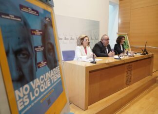 El consejero de Sanidad, Alejandro Vázquez Ramos, presenta la campaña de vacunación de la gripe, la COVID-19 y el VRS. Fotografía: Rubén Cacho (ICAL)