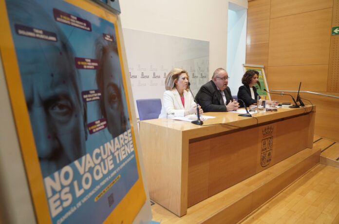 El consejero de Sanidad, Alejandro Vázquez Ramos, presenta la campaña de vacunación de la gripe, la COVID-19 y el VRS. Fotografía: Rubén Cacho (ICAL)