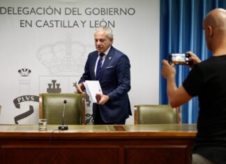 El delegado del Gobierno en Castilla y León, Nicanor Sen, presenta el informe de los medios del Gobierno de España que han participado en la extinción de los incendios durante el pasado mes de agosto en Castilla y León. Fotografía: Leticia Pérez (ICAL)
