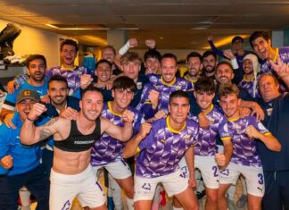 El equipo celebrando la victoria. Fotografía: Palencia CF