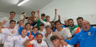 El Palencia CF celebrando la victoria ante el Mirandés B