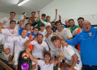 El Palencia CF celebrando la victoria ante el Mirandés B