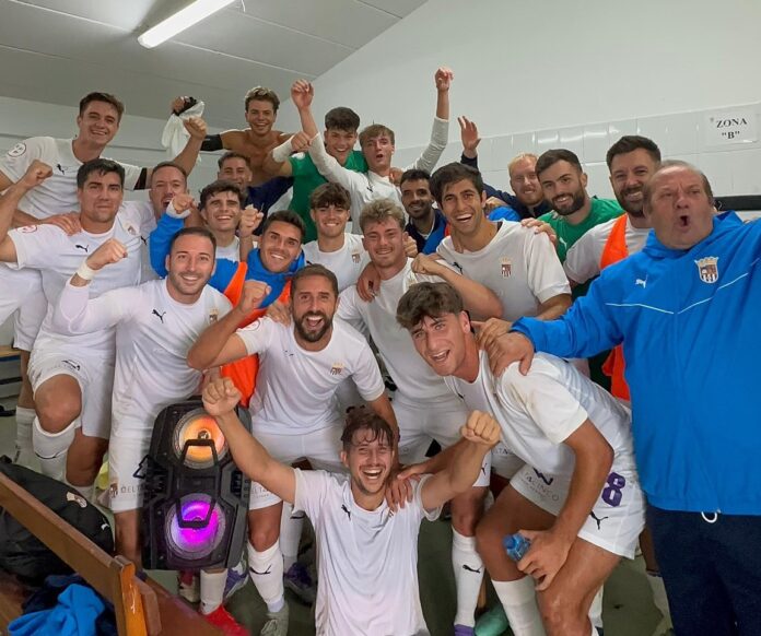 El Palencia CF celebrando la victoria ante el Mirandés B